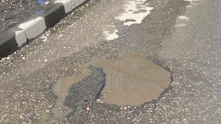 «Яму невозможно проехать»: во что превратилась дорога в районе Касимовского шоссе