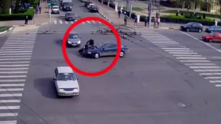 На площади Ленина легковушка влетела в мотоциклиста