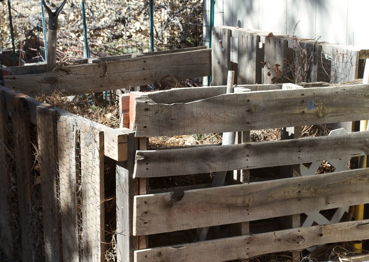 3 ложки на кучу и перегниют даже ветки: быстрый компост без всяких заморочек - в мае земля словно пух