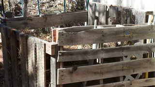 3 ложки на кучу и перегниют даже ветки: быстрый компост без всяких заморочек - в мае земля словно пух