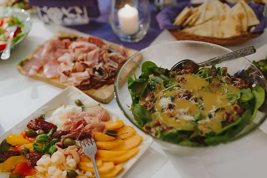 Новый оригинальный салат на новогодний стол: яркое украшение и кулинарный хит