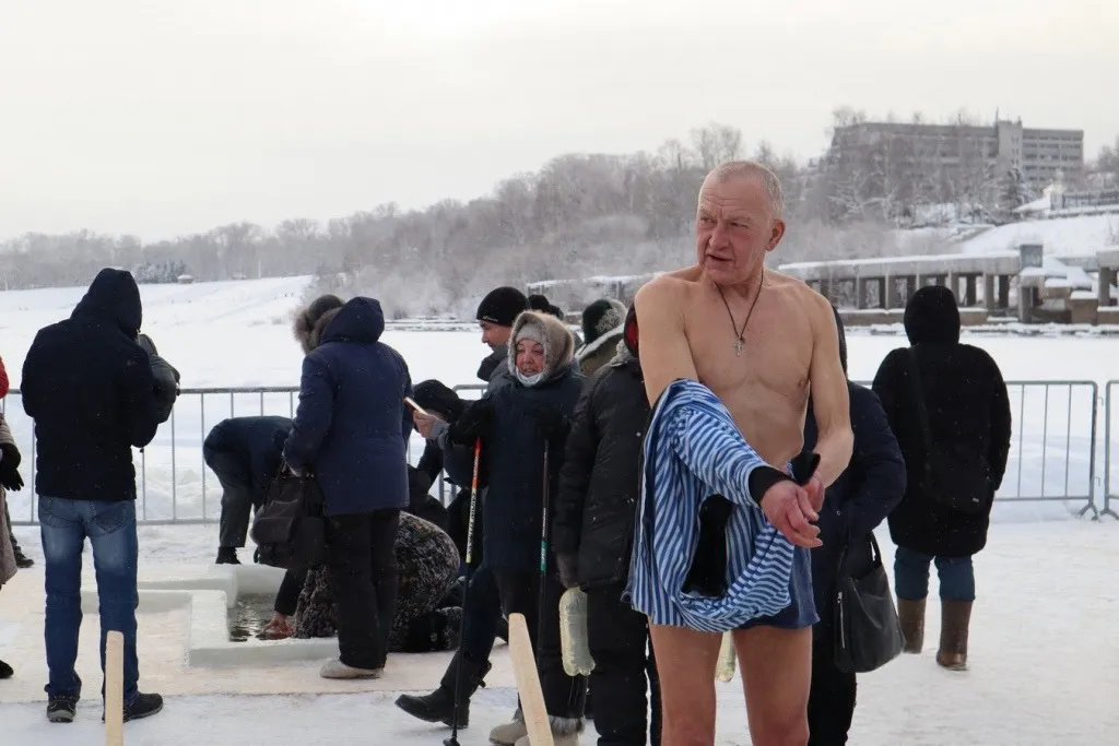 Пока вы спали, они ныряли: в российских регионах прошли Крещенские купания