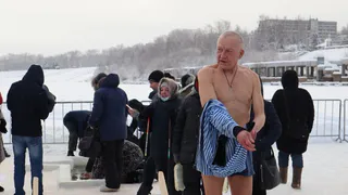 Пока вы спали, они ныряли: в российских регионах прошли Крещенские купания