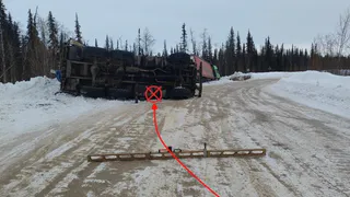 В Коми пострадали два человека в ДТП с перевернувшимся КамАЗом
