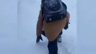 В Рязани школьник добирается до школы через сугробы