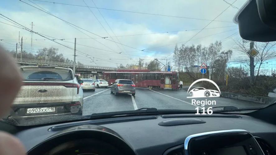 На Сибирском тракте трамвай столкнулся с легковушкой