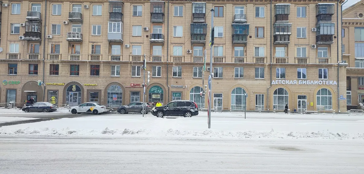 В Магнитогорске женщина выбрасывает из окна горящий уголь