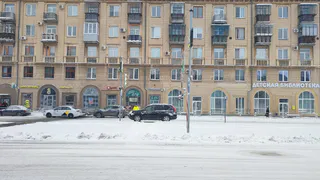 В Магнитогорске женщина выбрасывает из окна горящий уголь