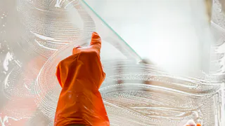 Окна как после клининга — и без дорогой химии. Простые приёмы от уборщиц, которые легко повторить дома