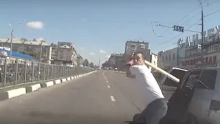 В Брянске ищут неадекватного водителя с битой (видео)