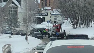 У Конюшенного двора автомобиль снес осветительный столб: видео