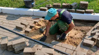 В парке Пушкина во Владимире проводят сезонные работы по благоустройству