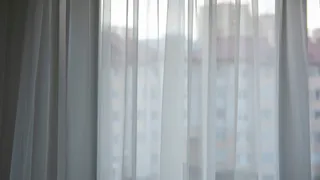 Добавьте 2 ложки на стакан воды - и опрыскивайте шторы: будут сверкать чистотой как после покупки - стирать не надо