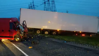 Не справился с управлением: в Михайловском районе столкнулись микроавтобус и фура