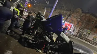 В Челябинской области в ДТП премиальную иномарку разорвало пополам