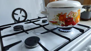 Нагар и жир слезет ошметками даже с древней кастрюли за 15 минут — сила 3 ложек