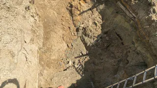 В Радужном рабочего насмерть засыпало грунтом во время сварки в котловане