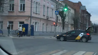 Яндекс.ДТП: Яндекс.Такси сбило курьера Яндекс.Еды