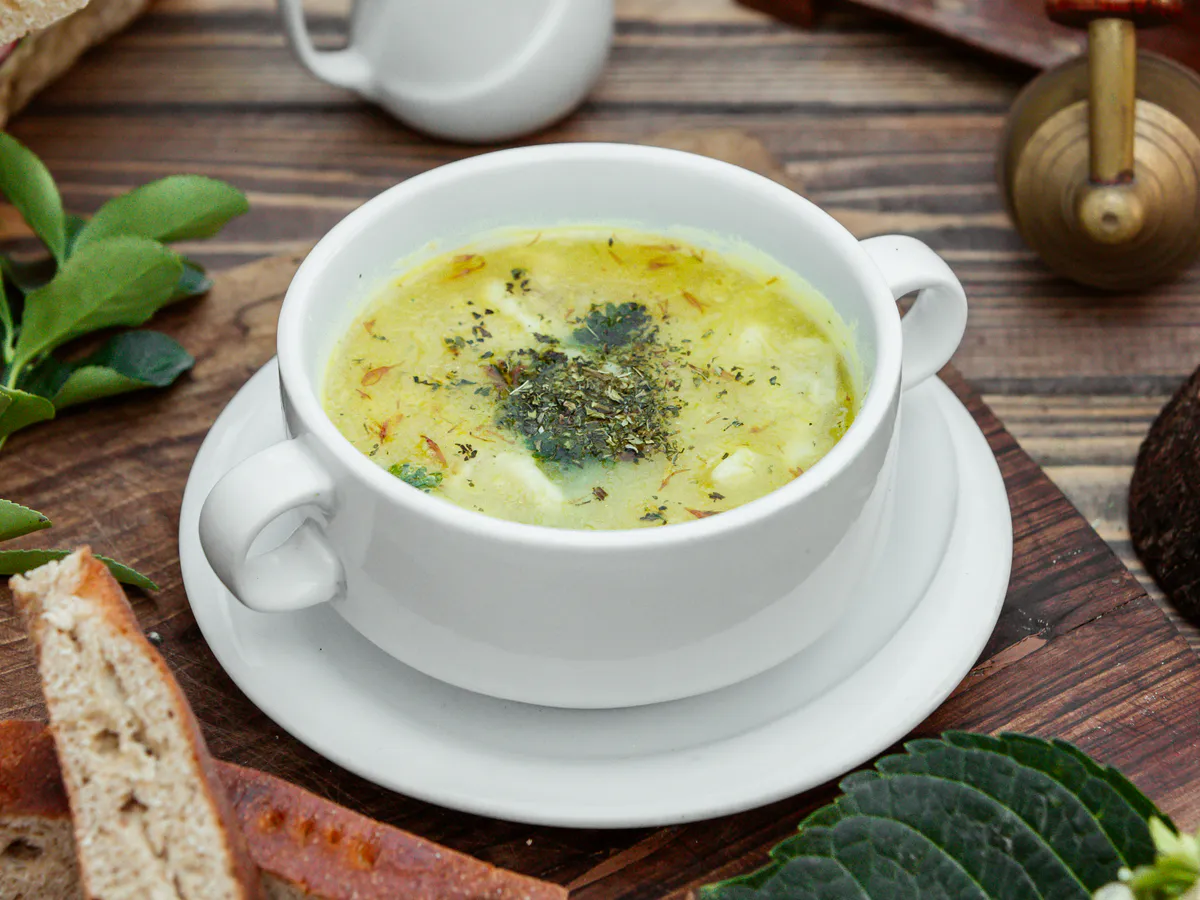 Окрошка — уже прошлый век: эти летние супы готовятся всего 5-10 минут, а вкус такой насыщенный и освежающий, что кастрюлю съедаешь вмиг