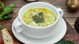 Окрошка — уже прошлый век: эти летние супы готовятся всего 5-10 минут, а вкус такой насыщенный и освежающий, что кастрюлю съедаешь вмиг