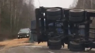Под Рязанью две фуры перевернулись - видео