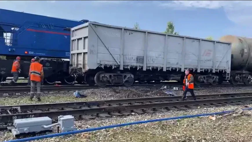 Грузовой полувагон сошел с рельсов в Коми, прокуратура проводит проверку