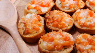 Сочная и пикантная намазка на хлеб: готовлю за 5 минут — такая вкусная, что гостей от нее за уши не оттащишь