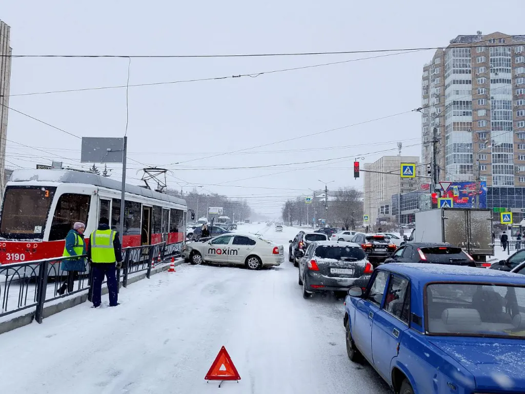 В Магнитогорске произошло ДТП двумя иномарками и трамваем