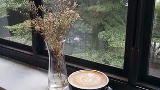 Сделали это за 5 минут и не мерзнем: из окон больше не дует, а подоконник теплый – пользуйтесь