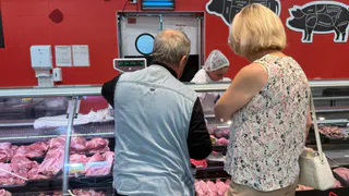 В рязанском магазине «Зодиак» мясной отдел заполнен тараканами