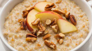 Готовлю “Завтрак Клеопатры” каждое утро: овсянка с яблоком и орехами