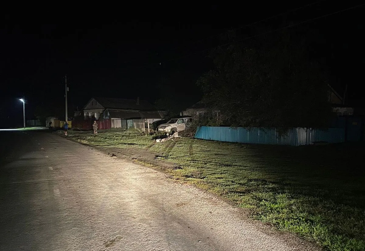 В Челябинской области нетрезвый водитель внедорожника сбил парня и девушку, идущих по обочине
