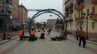 "Арки желаний" на бульваре Гагарина украшают ветвями елей