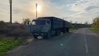 Своей парковой мешают всем: большегрузы в с. Дядьково мешают местным жителям передвигаться по дорогам