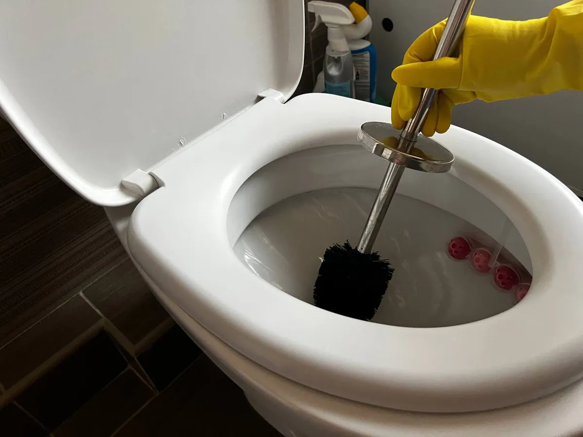 1/4 стакана — и унитаз будет сверкать как бриллиант: избавитесь от ржавчины и известкового налета