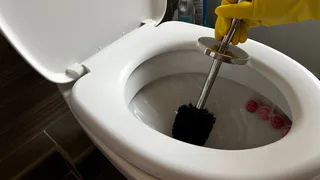 1/4 стакана — и унитаз будет сверкать как бриллиант: избавитесь от ржавчины и известкового налета 