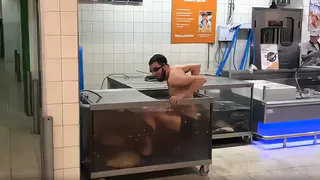 Любитель поплавать с рыбками: как отреагировали рязанцы на купание парня в "Глобусе"