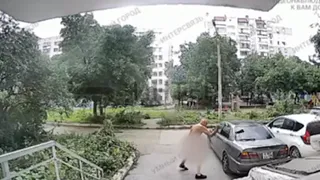 Голый челябинец разгромил припаркованные во дворе на Доватора машины