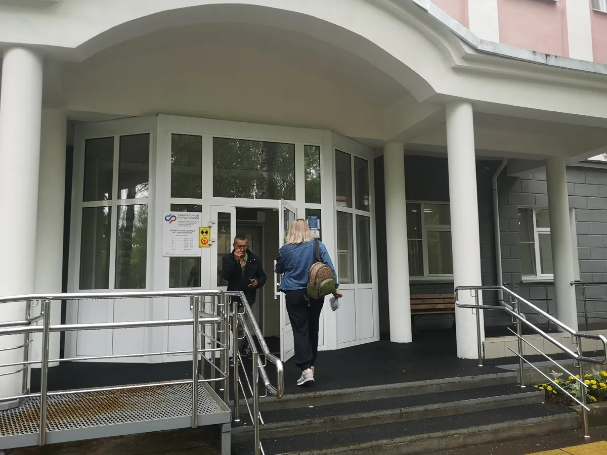 Пожилым нужно срочно обратиться в соцзащиту за выплатой. Деньги уже выдают