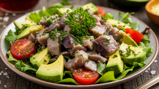 Сначала все удивляются, а потом нахваливают и просят рецепт: салат с селедкой и авокадо - изумительное сочетание ингредиентов