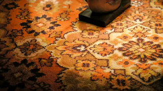 Проведите по ковру этим предметом, и грязи как не бывало: самый быстрый способ очистить покрытие, как после химчистки