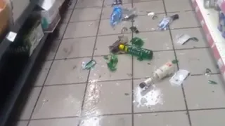 Неадекватный мужчина устроил погром в брянском супермаркете (видео)