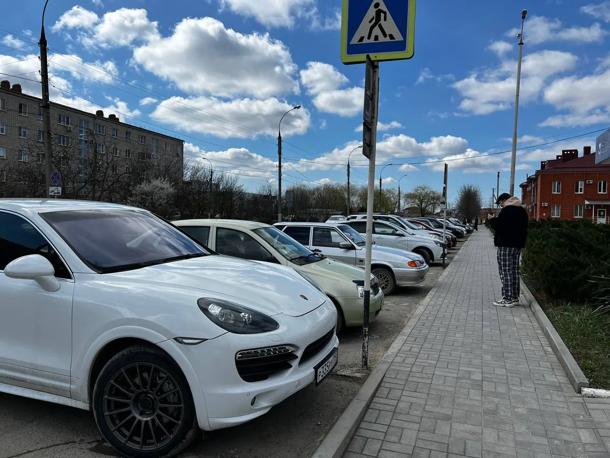 В шиномонтажке уже очередь: такое давление в шинах губит весь автомобиль — проверьте сейчас же

