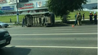 На Московском шоссе перевернулся микроавтобус