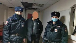 В Рязани мужчина пробрался в квартиру к женщине и обокрал ее