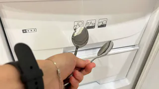 Мешки под глазами исчезли за 2 минуты: прикладываю к векам обычные холодные ложки