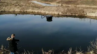 Под Рязанью на берегу пруда умер мужчина, позже из воды вытащили его машину