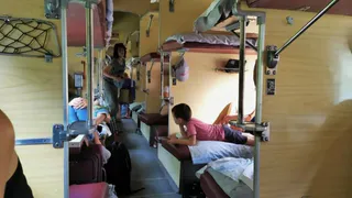 Никогда не предложат сами: проводники обязаны оказать эту услугу каждому пассажиру поезда — правило действует и в купе, и в плацкарте