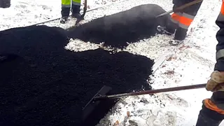 «Чё, пацаны, в снег класть нормально?», - на рязанских улицах, дорожники укладывают асфальт во время снегопада