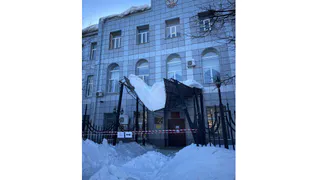 Во Владимире ледяная глыба разрушила вход в здание Ленинского районного суда